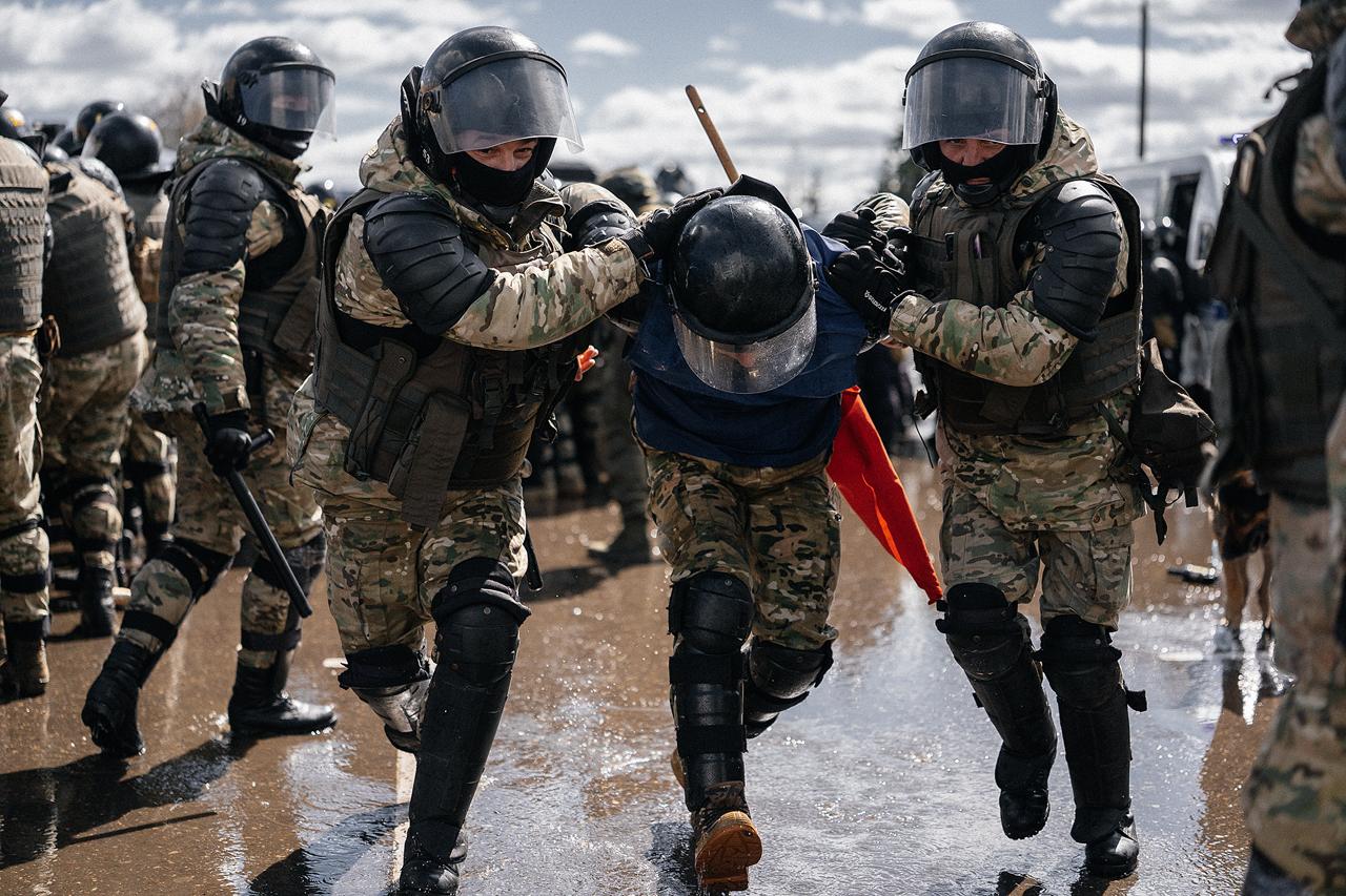 Силовики провели учения по разгону протестов. Для полного погружения использовали «протестующих» с флагами