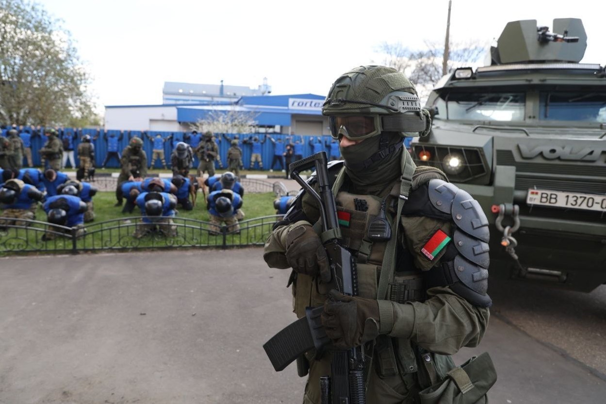 Силовики провели учения по разгону протестов. Для полного погружения использовали «протестующих» с флагами