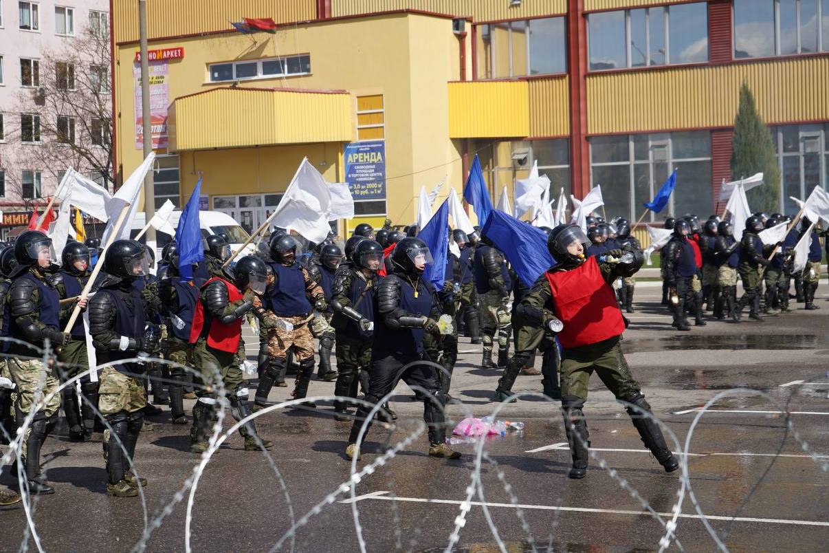 Силовики провели учения по разгону протестов. Для полного погружения использовали «протестующих» с флагами