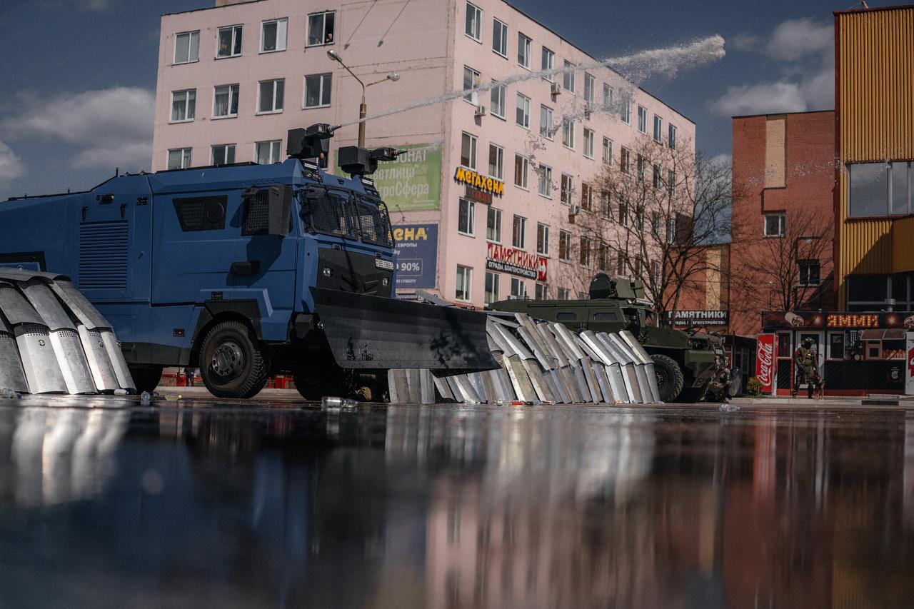 Силовики провели учения по разгону протестов. Для полного погружения использовали «протестующих» с флагами