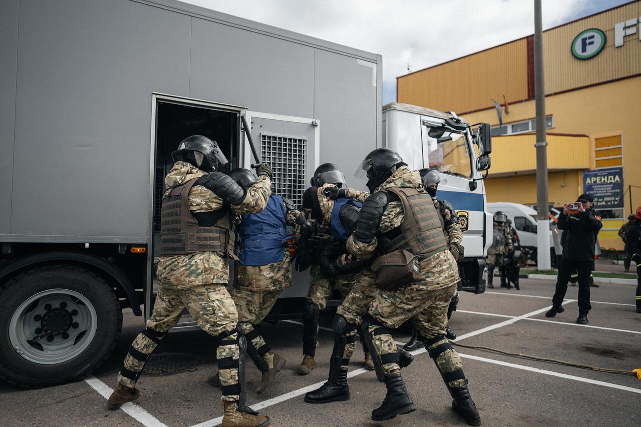 Силовики провели учения по разгону протестов. Для полного погружения использовали «протестующих» с флагами