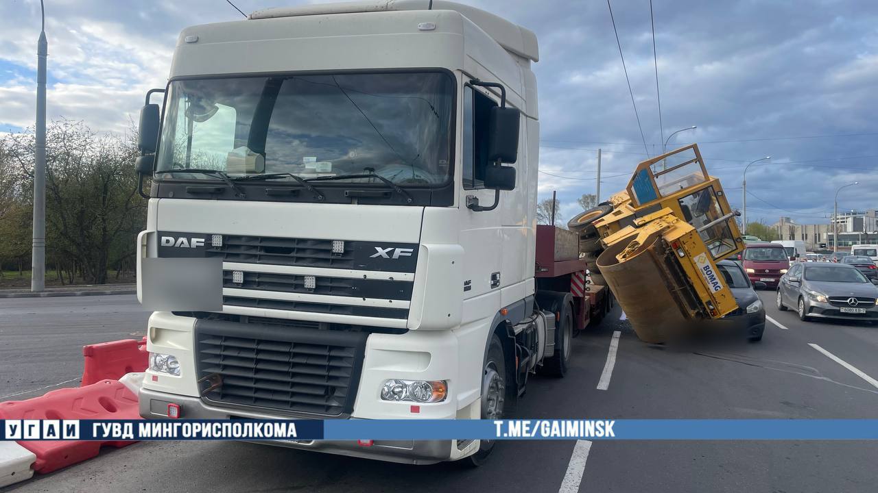 Легковушка попала под каток на площади Бангалор