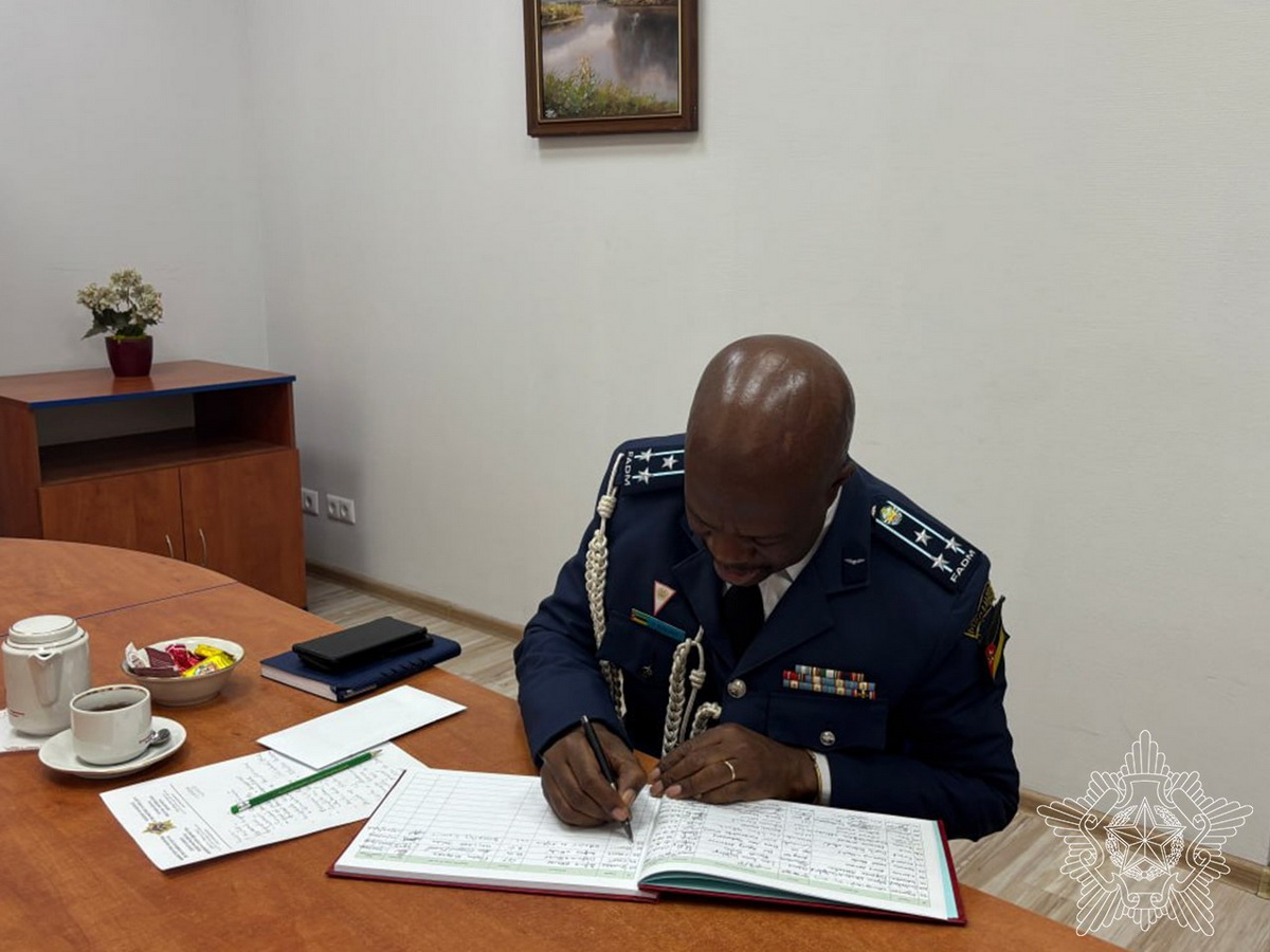 В Беларуси впервые аккредитовали военного дипломата из Мозамбика