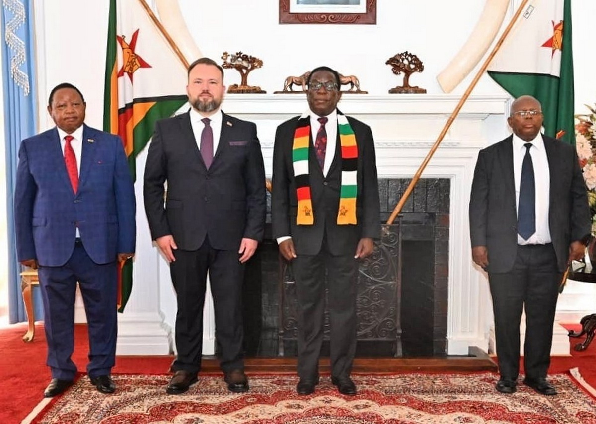 Посол Беларуси вручил верительные грамоты президенту Зимбабве