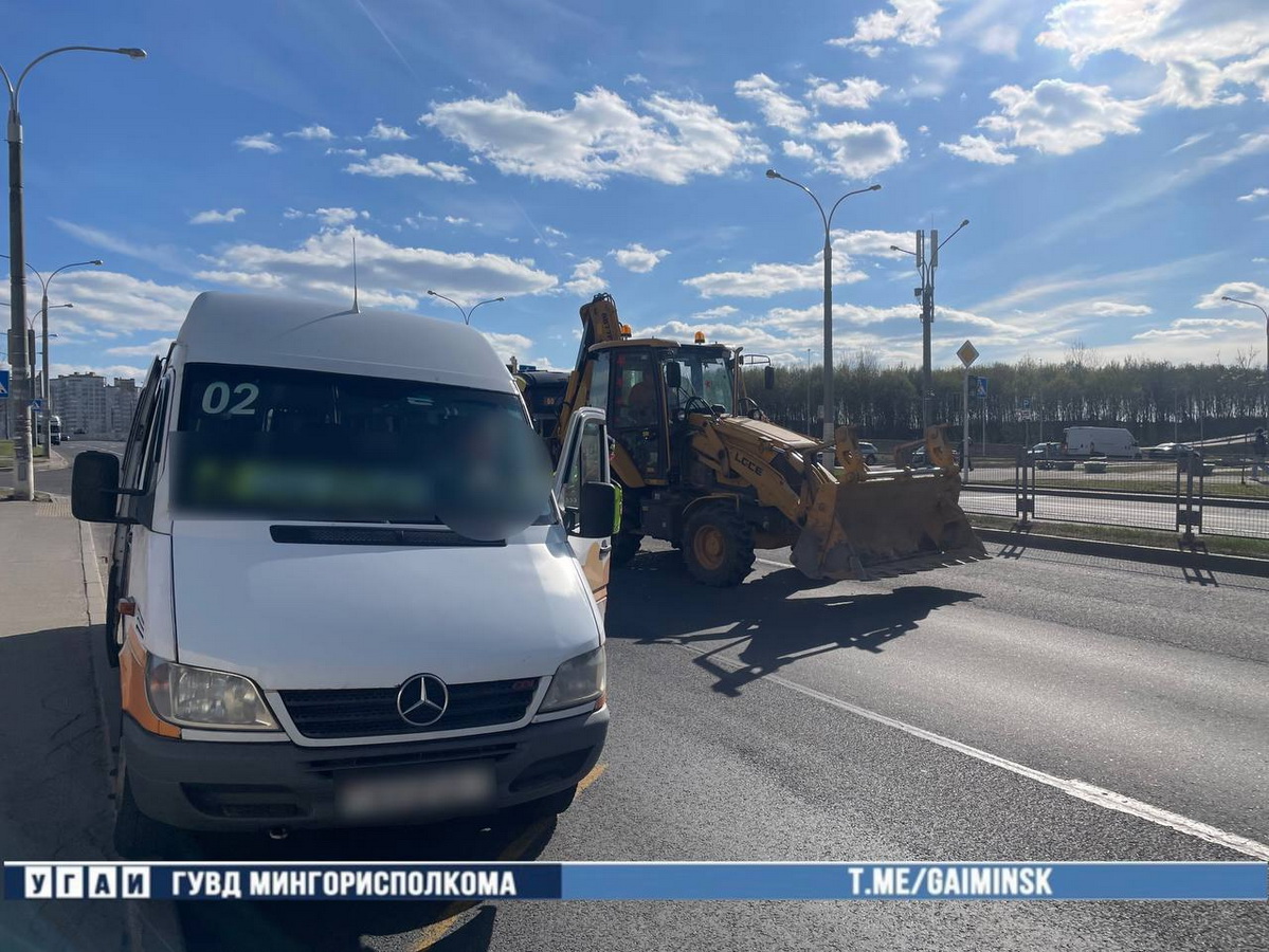 В Минске столкнулись погрузчик и маршрутка, рекламирующая магазин Департамента исполнения наказаний