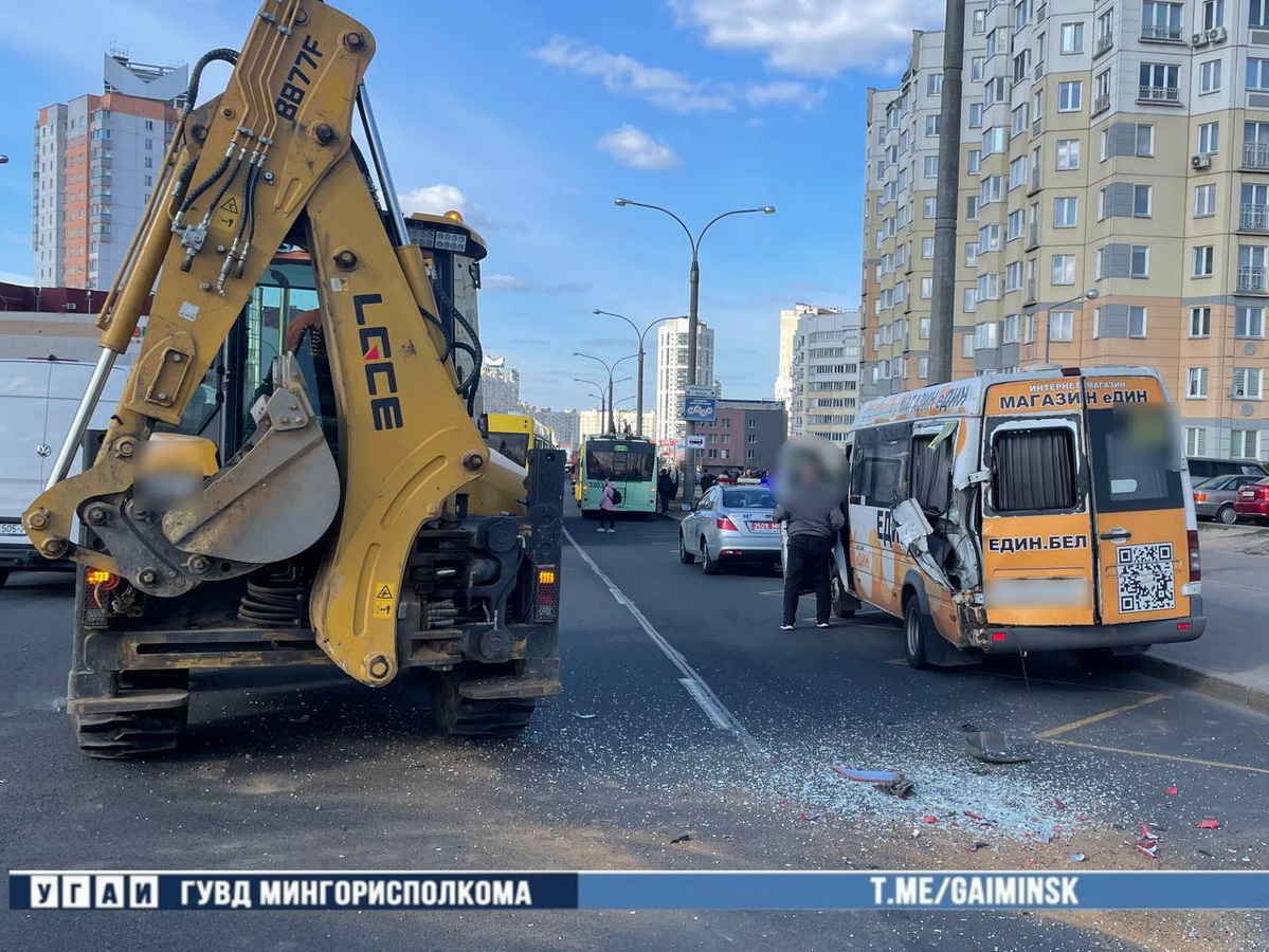 В Минске столкнулись погрузчик и маршрутка, рекламирующая магазин Департамента исполнения наказаний