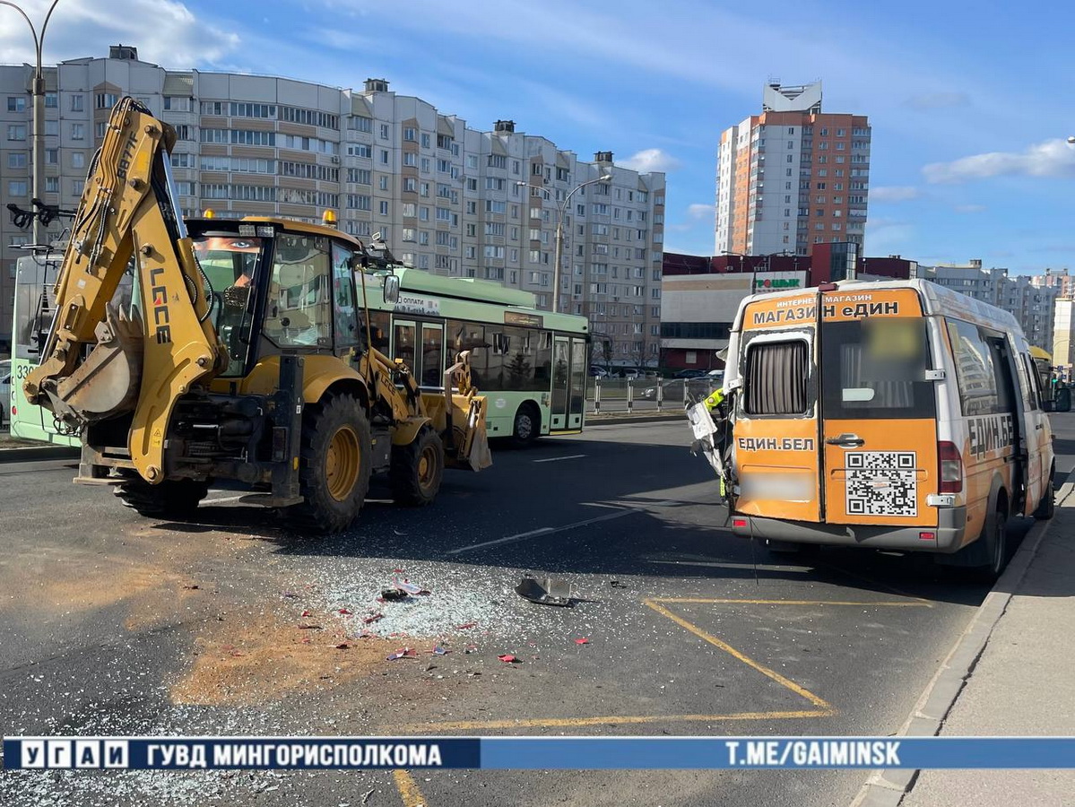 В Минске столкнулись погрузчик и маршрутка, рекламирующая магазин Департамента исполнения наказаний