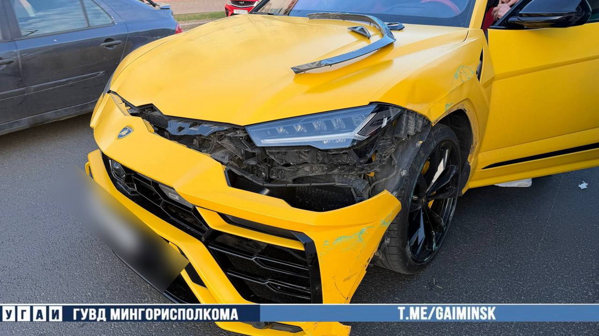 Lamborghini влетел в трамвай в Минске