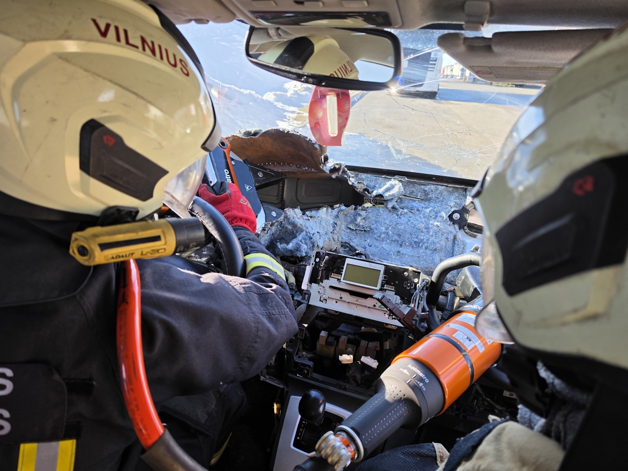 Литовским таможенникам пришлось разобрать автомобиль беларуса, чтобы добраться до сигарет