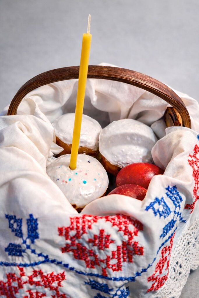 Больш за віншаванне: як велікодная паштоўка яднае беларусаў праз стагоддзі і краты