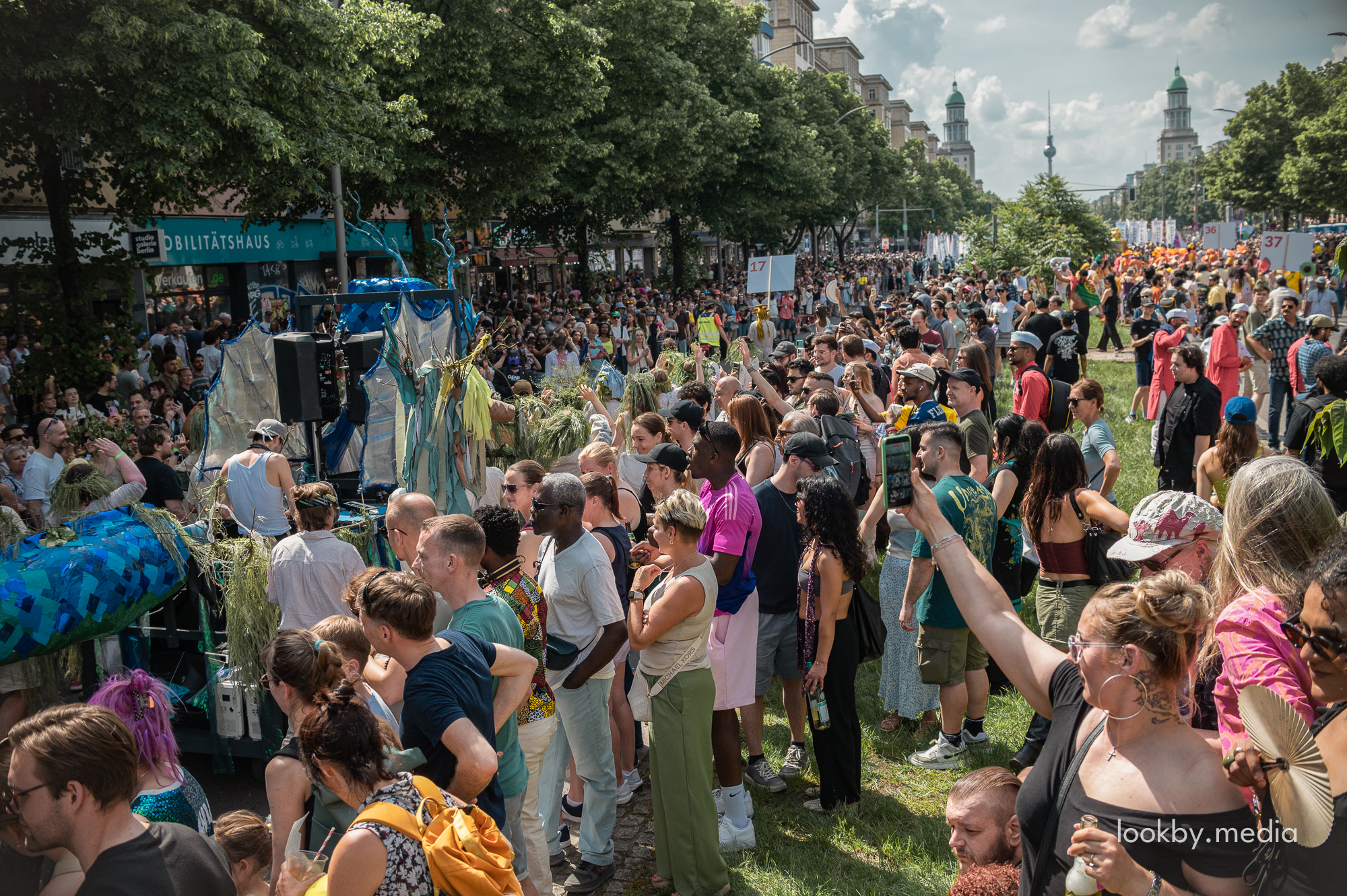 Participants of the Belarusian parade group “Belarus tanzt mit dem Drachen” took part in Berlin’s Karneval der Kulturen with costumes, wreaths and a large Цмок figure