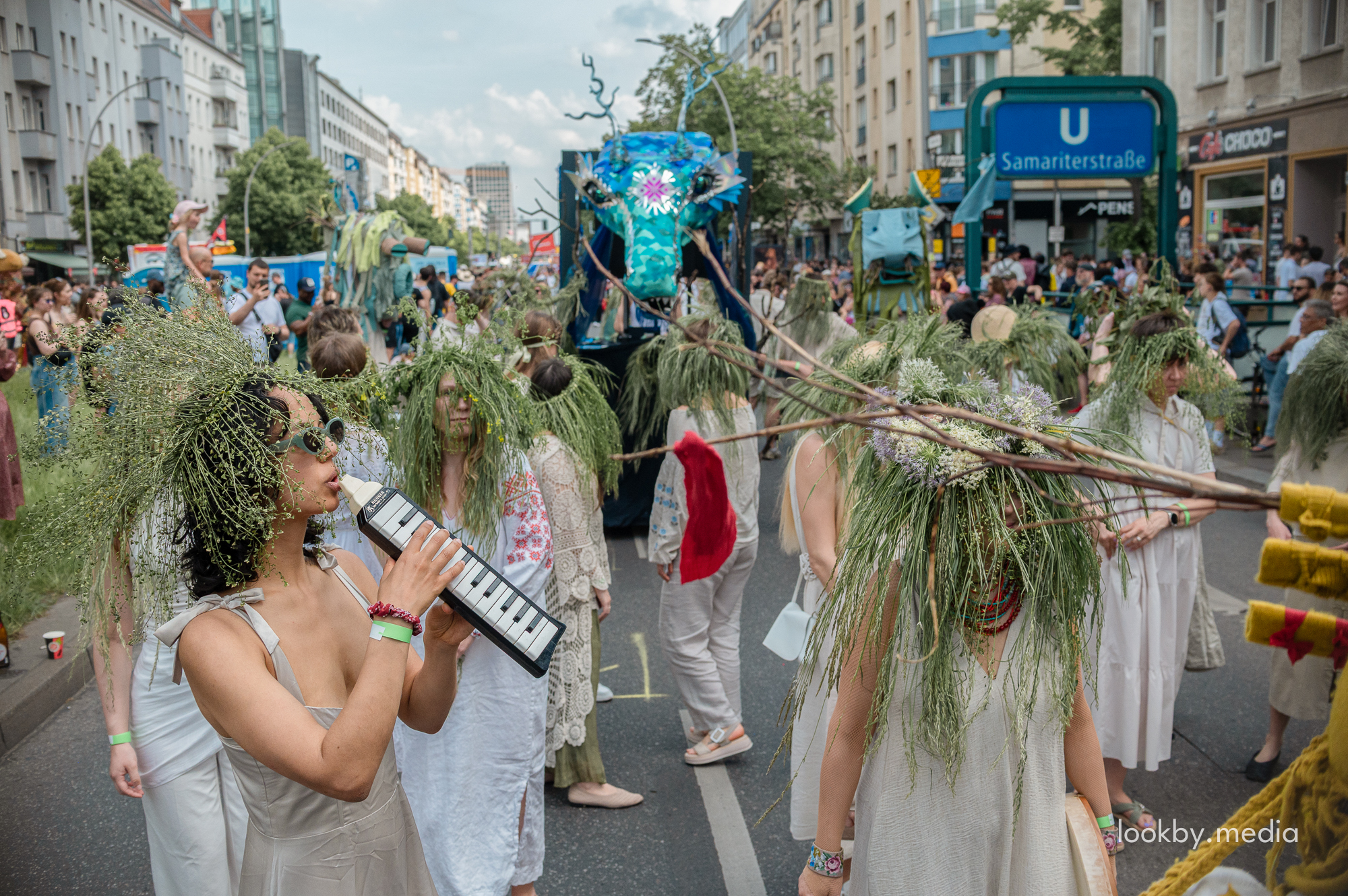 Participants of the Belarusian parade group “Belarus tanzt mit dem Drachen” took part in Berlin’s Karneval der Kulturen with costumes, wreaths and a large Цмок figure