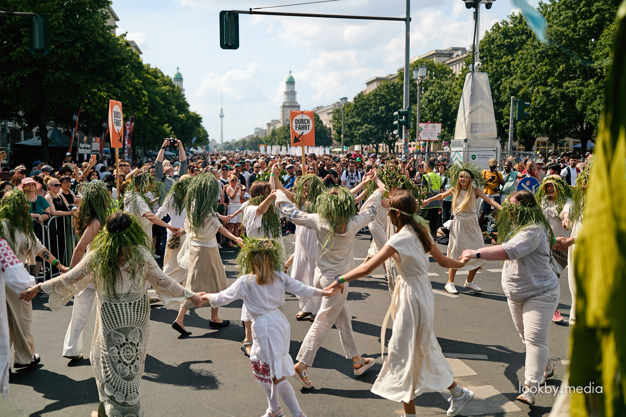 Participants of the Belarusian parade group “Belarus tanzt mit dem Drachen” took part in Berlin’s Karneval der Kulturen with costumes, wreaths and a large Цмок figure