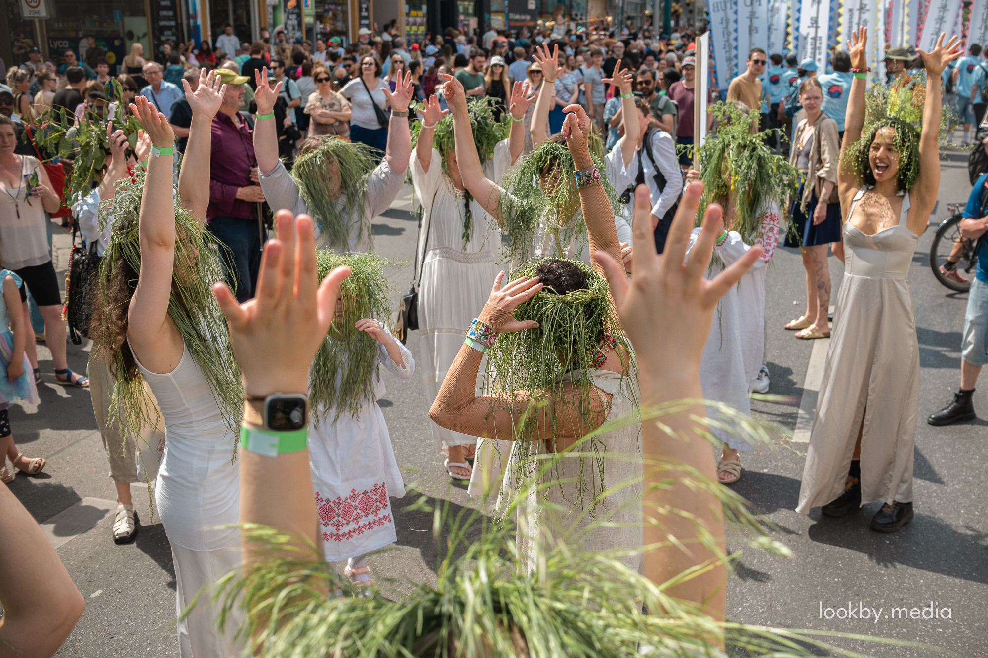 Participants of the Belarusian parade group “Belarus tanzt mit dem Drachen” took part in Berlin’s Karneval der Kulturen with costumes, wreaths and a large Цмок figure