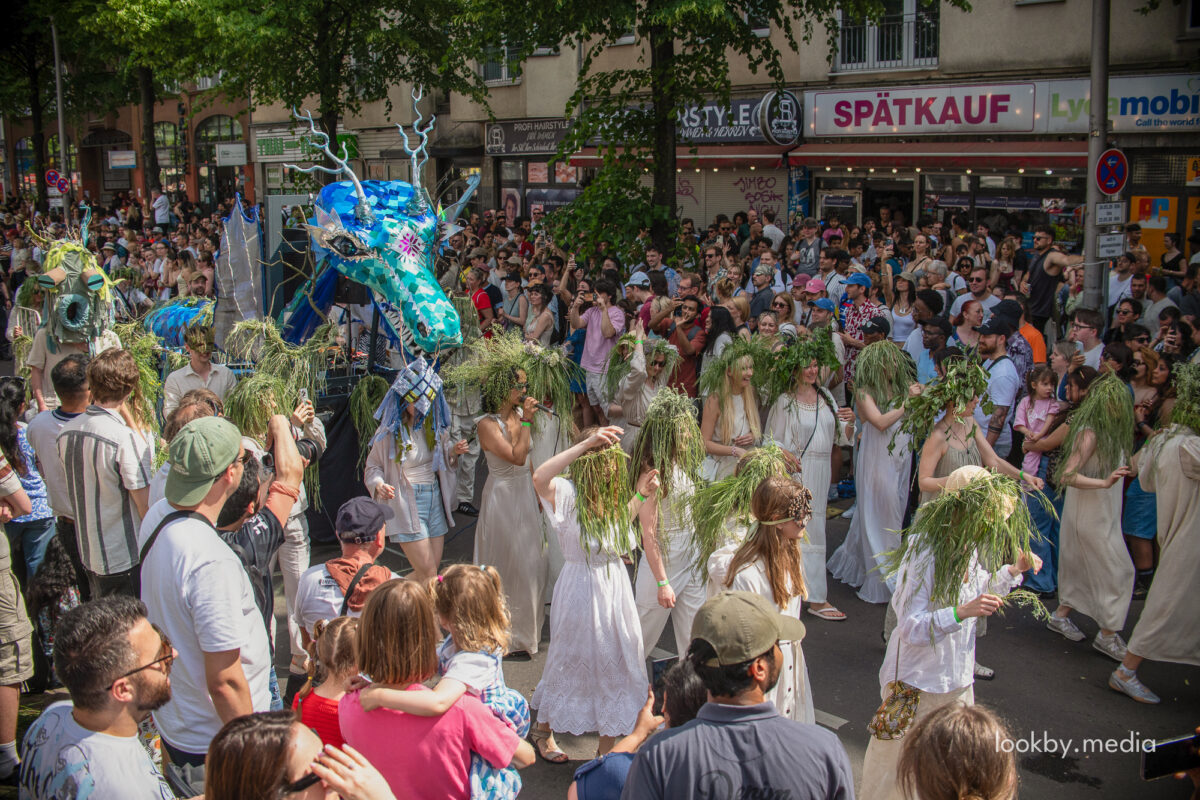 Participants of the Belarusian parade group “Belarus tanzt mit dem Drachen” took part in Berlin’s Karneval der Kulturen with costumes, wreaths and a large Цмок figure