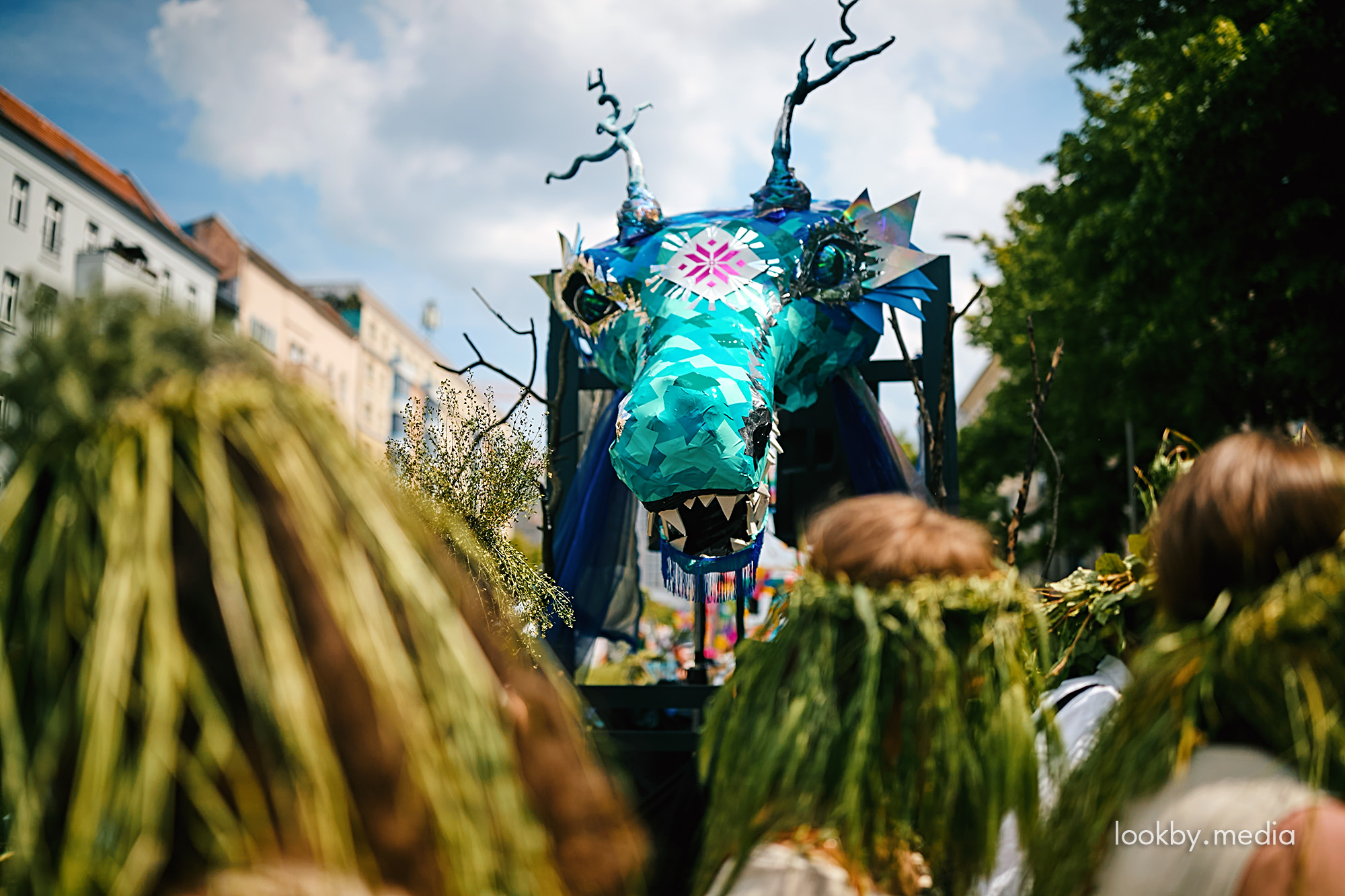 Participants of the Belarusian parade group “Belarus tanzt mit dem Drachen” took part in Berlin’s Karneval der Kulturen with costumes, wreaths and a large Цмок figure