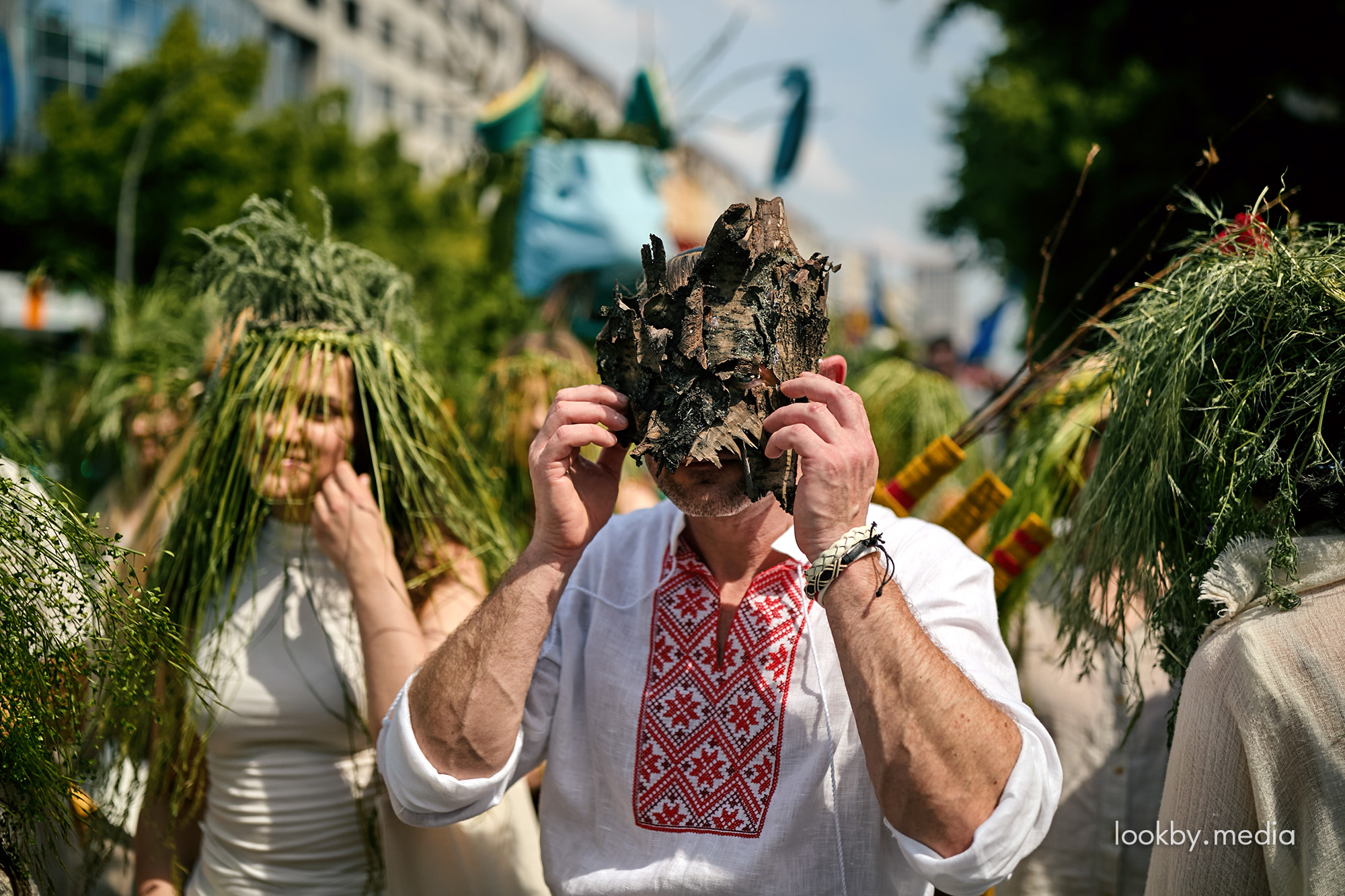 Participants of the Belarusian parade group “Belarus tanzt mit dem Drachen” took part in Berlin’s Karneval der Kulturen with costumes, wreaths and a large Цмок figure