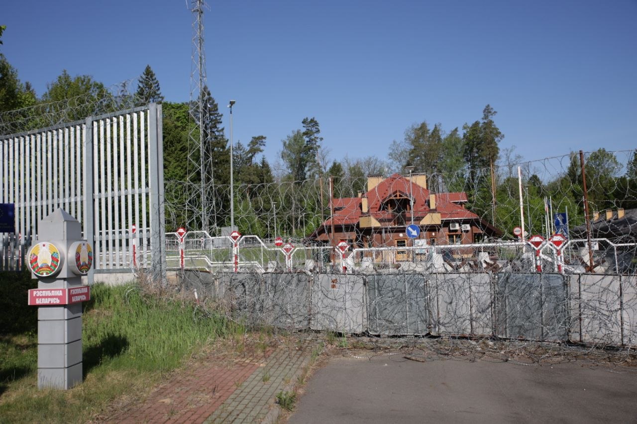 Мінабароны Беларусі паказала вайсковым аташэ польскі плот у Белавежскай пушчы