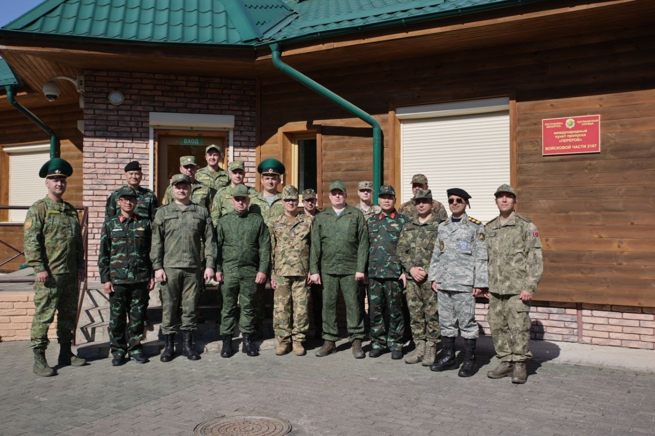 Мінабароны Беларусі паказала вайсковым аташэ польскі плот у Белавежскай пушчы