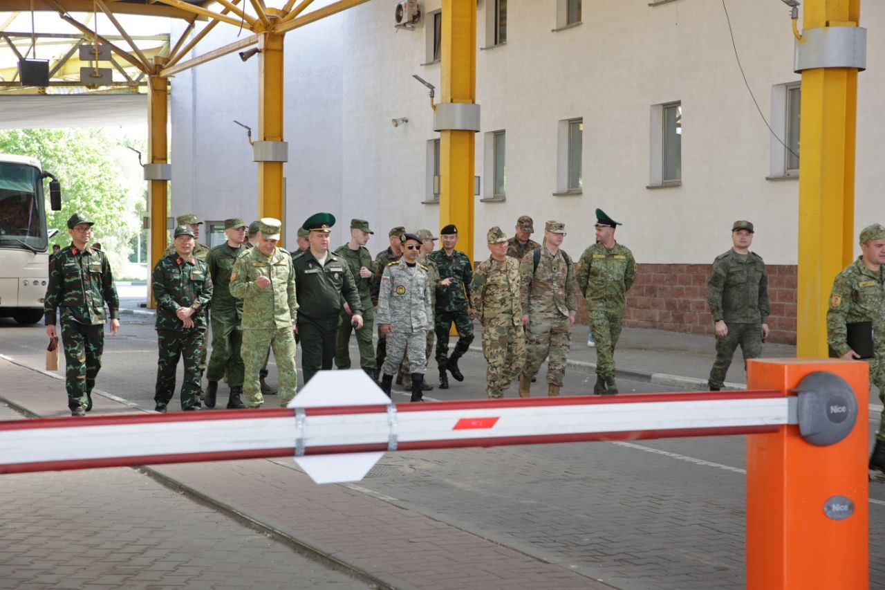 Минобороны Беларуси показало военным атташе польский забор в Беловежской пуще