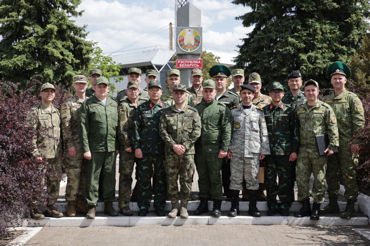 Минобороны Беларуси показало военным атташе польский забор в Беловежской пуще