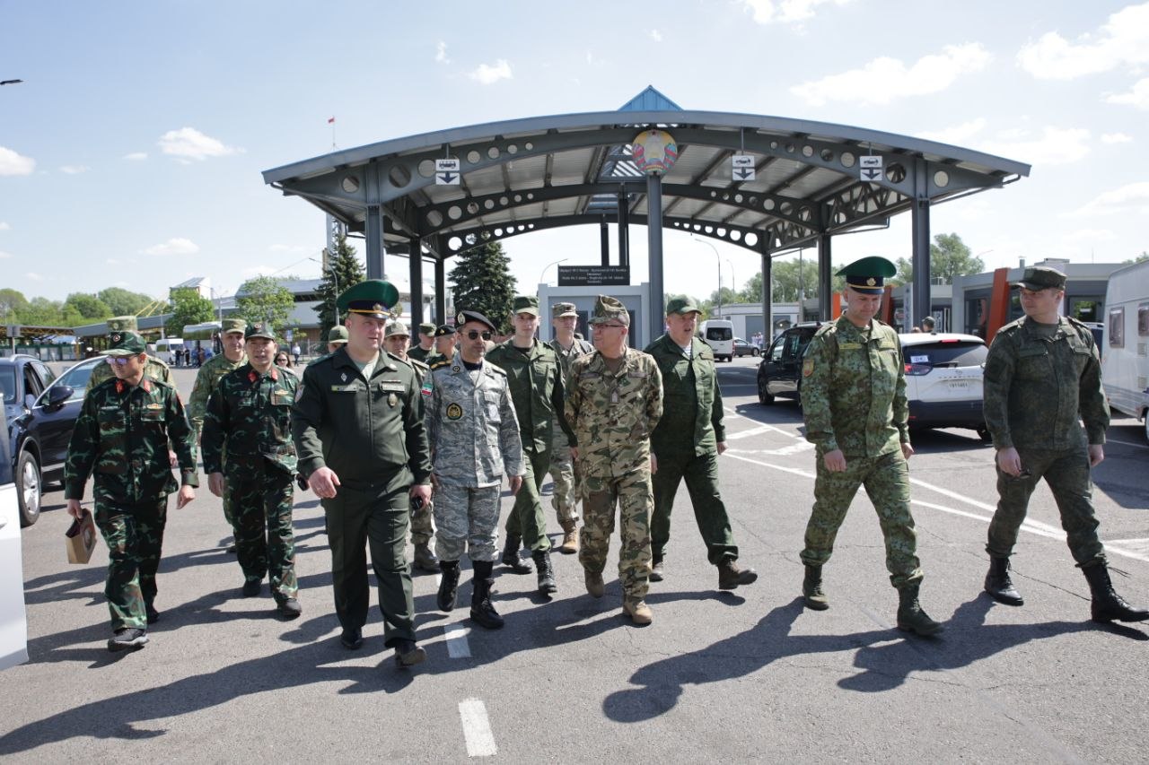 Минобороны Беларуси показало военным атташе польский забор в Беловежской пуще