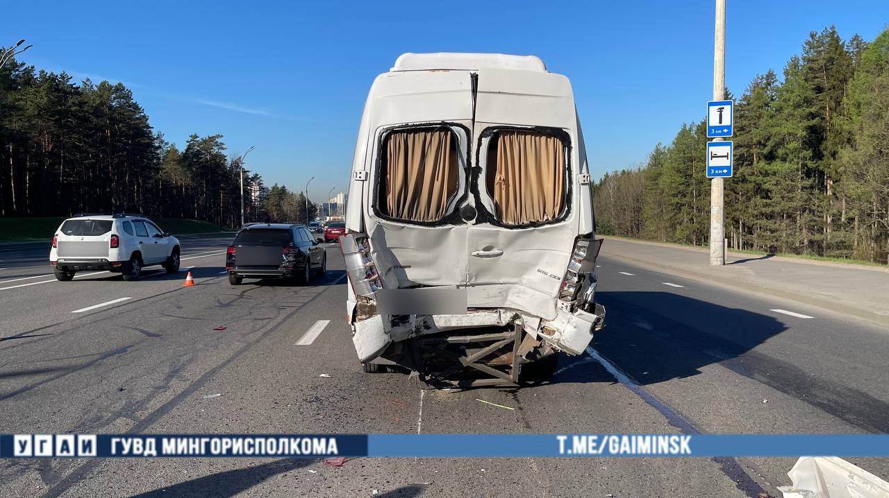 Автобус, маршрутка и легковушка столкнулись в Минске. Пострадал пассажир