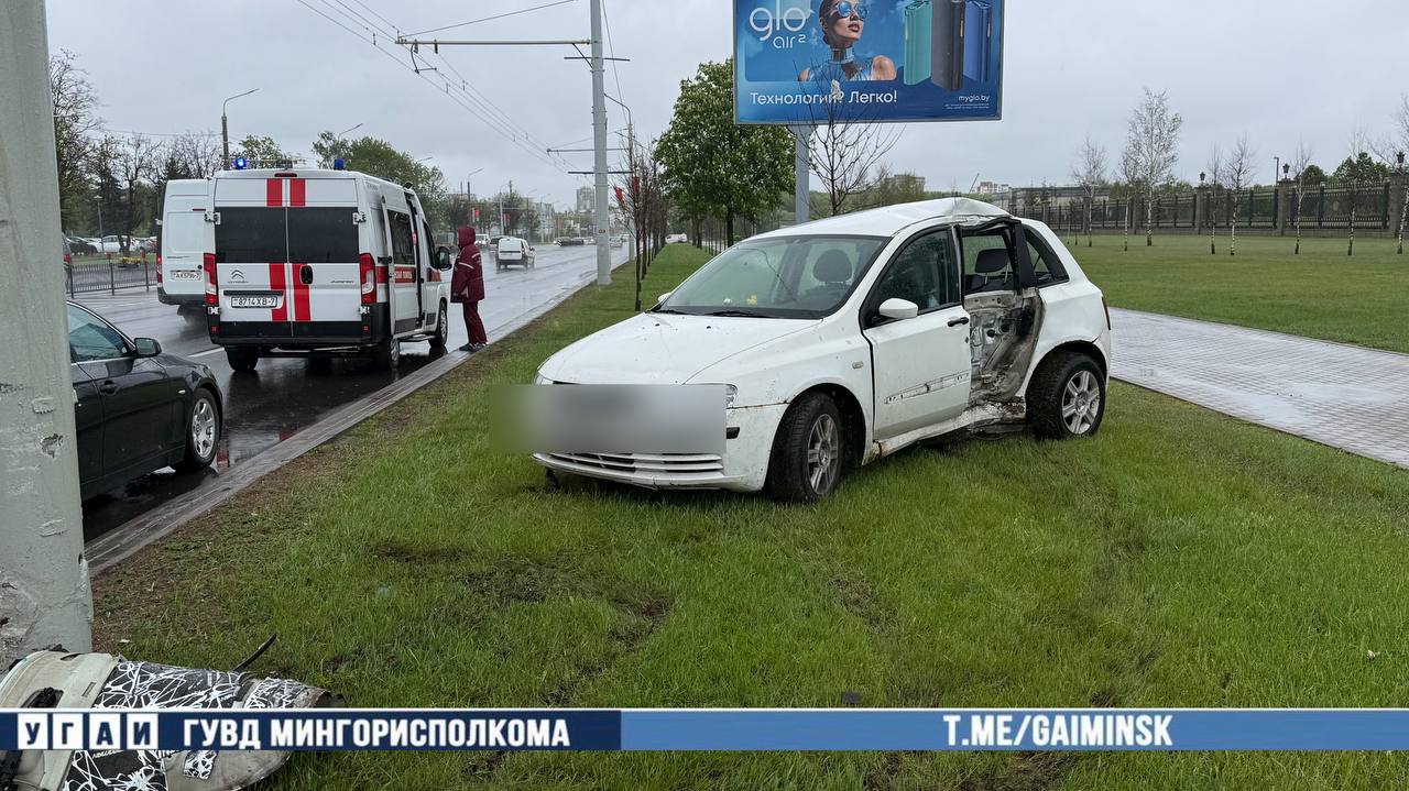 Автомобиль вылетел на газон перед Дворцом Независимости