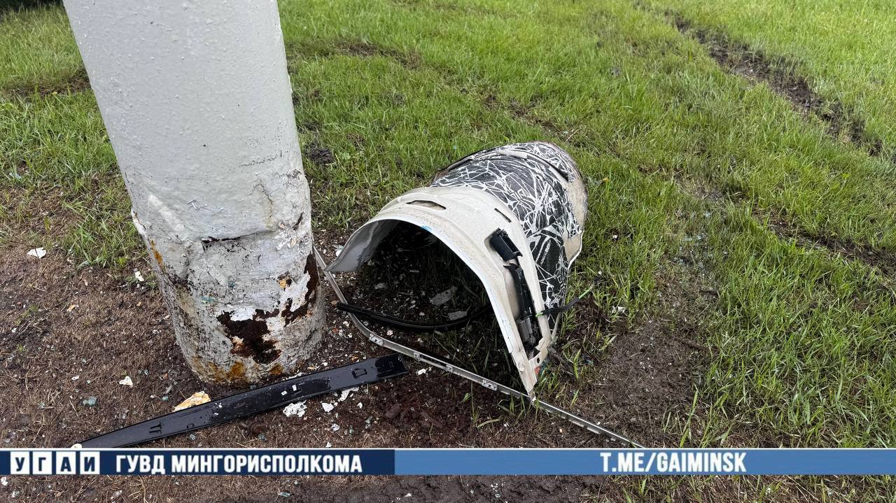 Автомобиль вылетел на газон перед Дворцом Независимости