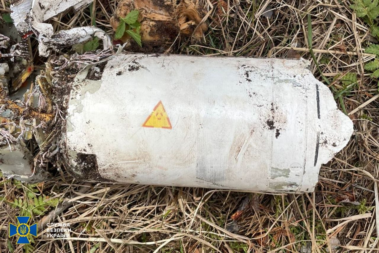СБУ: В обломках российской ракеты в Черниговской области нашли радиоактивные материалы