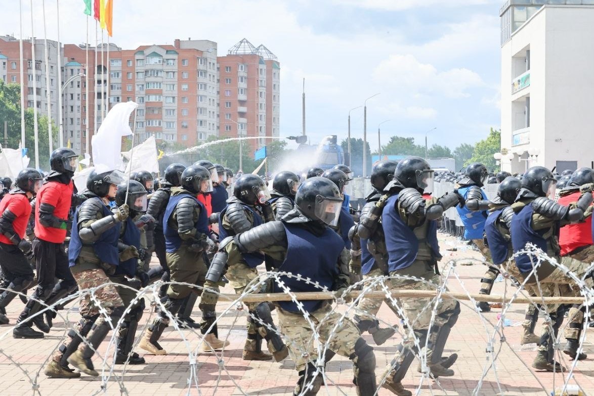 Быть готовыми применять огнестрельное оружие по протестующим. В Могилеве прошли учения МВД