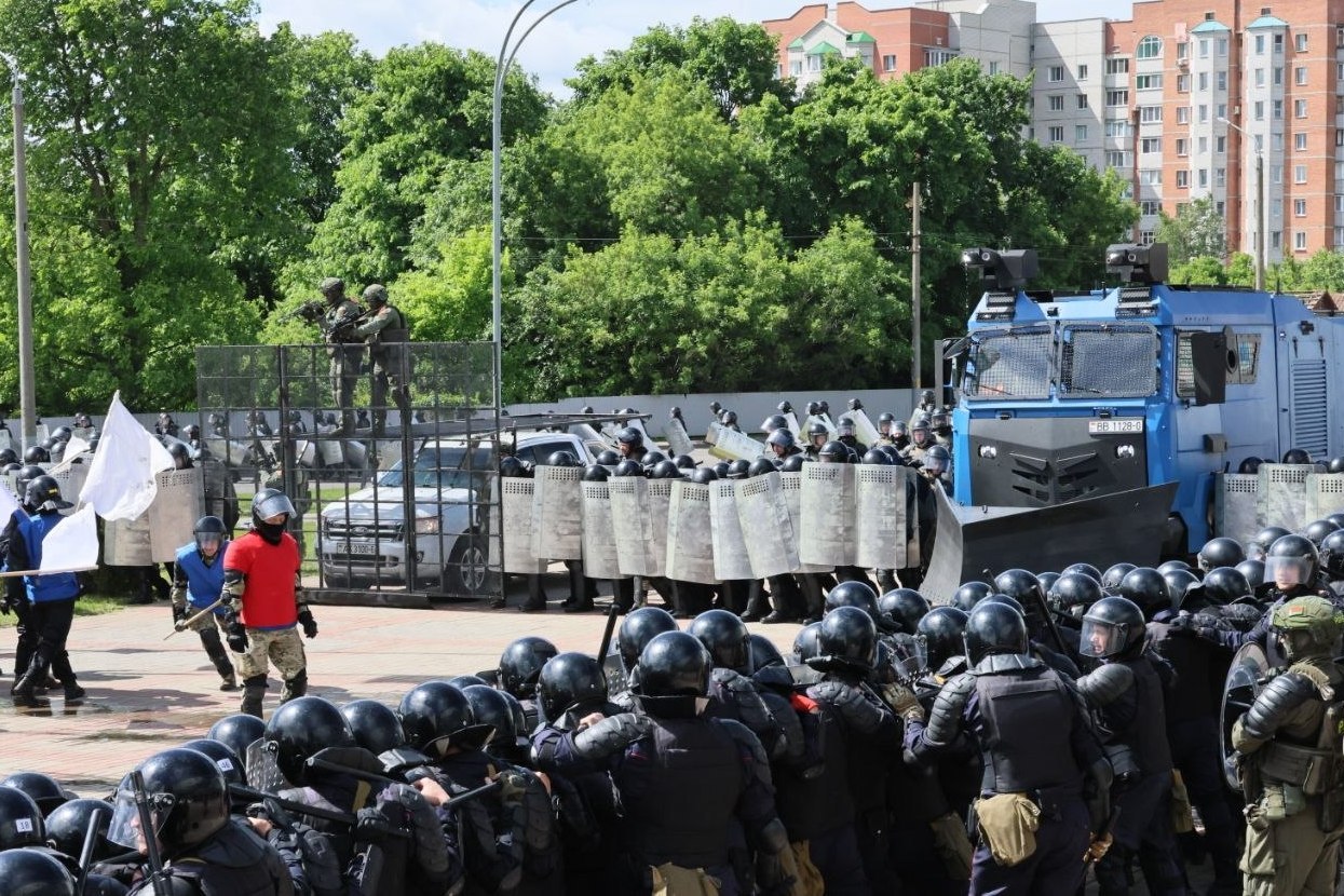 Быть готовыми применять огнестрельное оружие по протестующим. В Могилеве прошли учения МВД