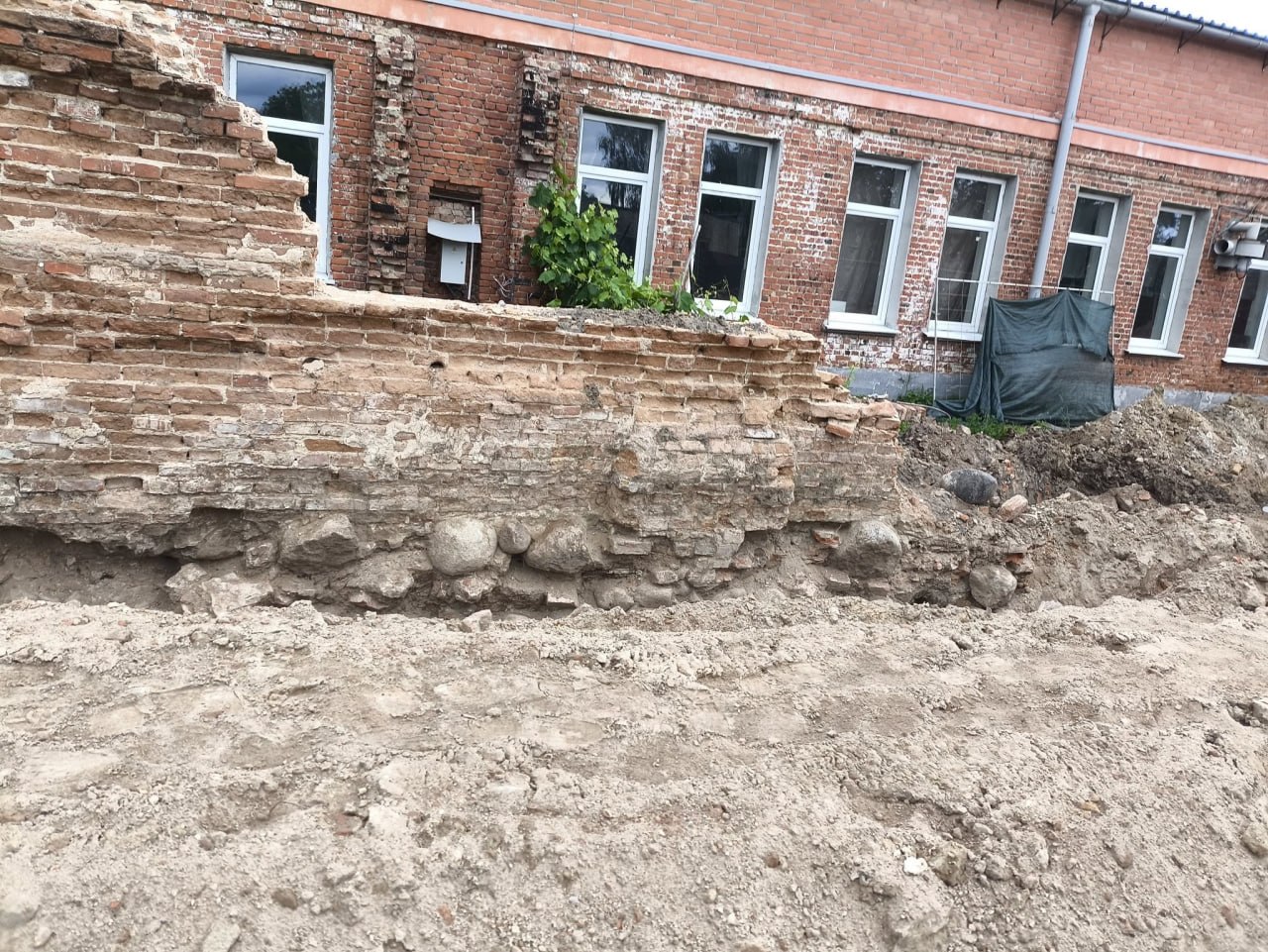 У Бярозе пачаліся працы па аднаўленні муроў былога кляштара картузіянцаў XVII стагоддзя - фотафакт