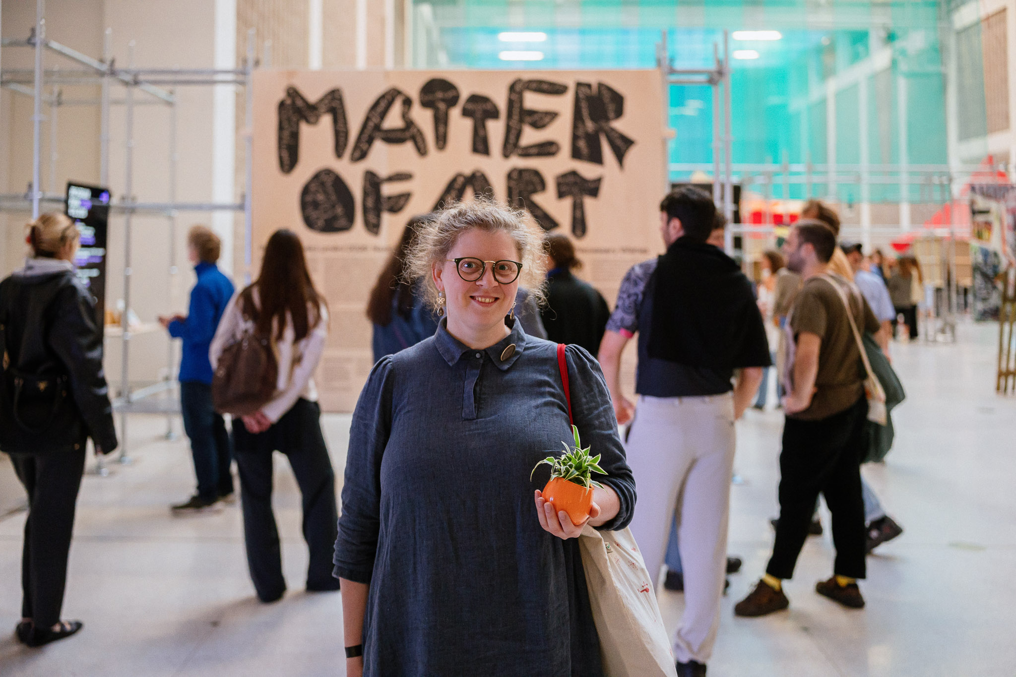 На міжнародным біенале Matter of Art у Празе прадстаўлена вялізная тэкстыльная інсталяцыя праекта #FramedinBelarus. У ім людзі з усяго свету вышывалі гісторыі беларускіх палітвязняў