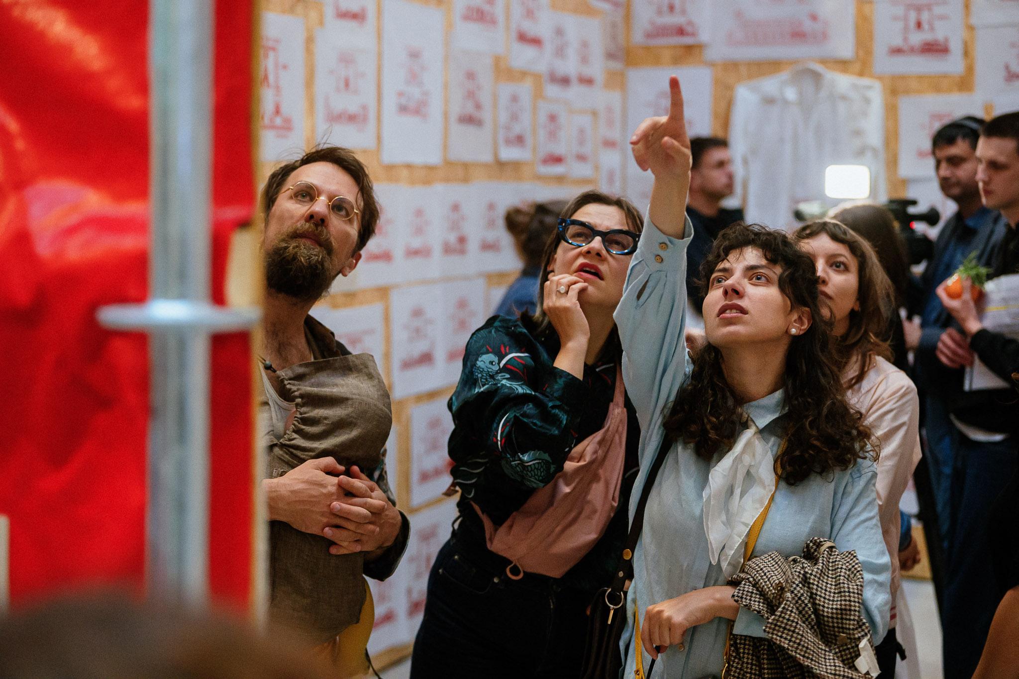 На міжнародным біенале Matter of Art у Празе прадстаўлена вялізная тэкстыльная інсталяцыя праекта #FramedinBelarus. У ім людзі з усяго свету вышывалі гісторыі беларускіх палітвязняў