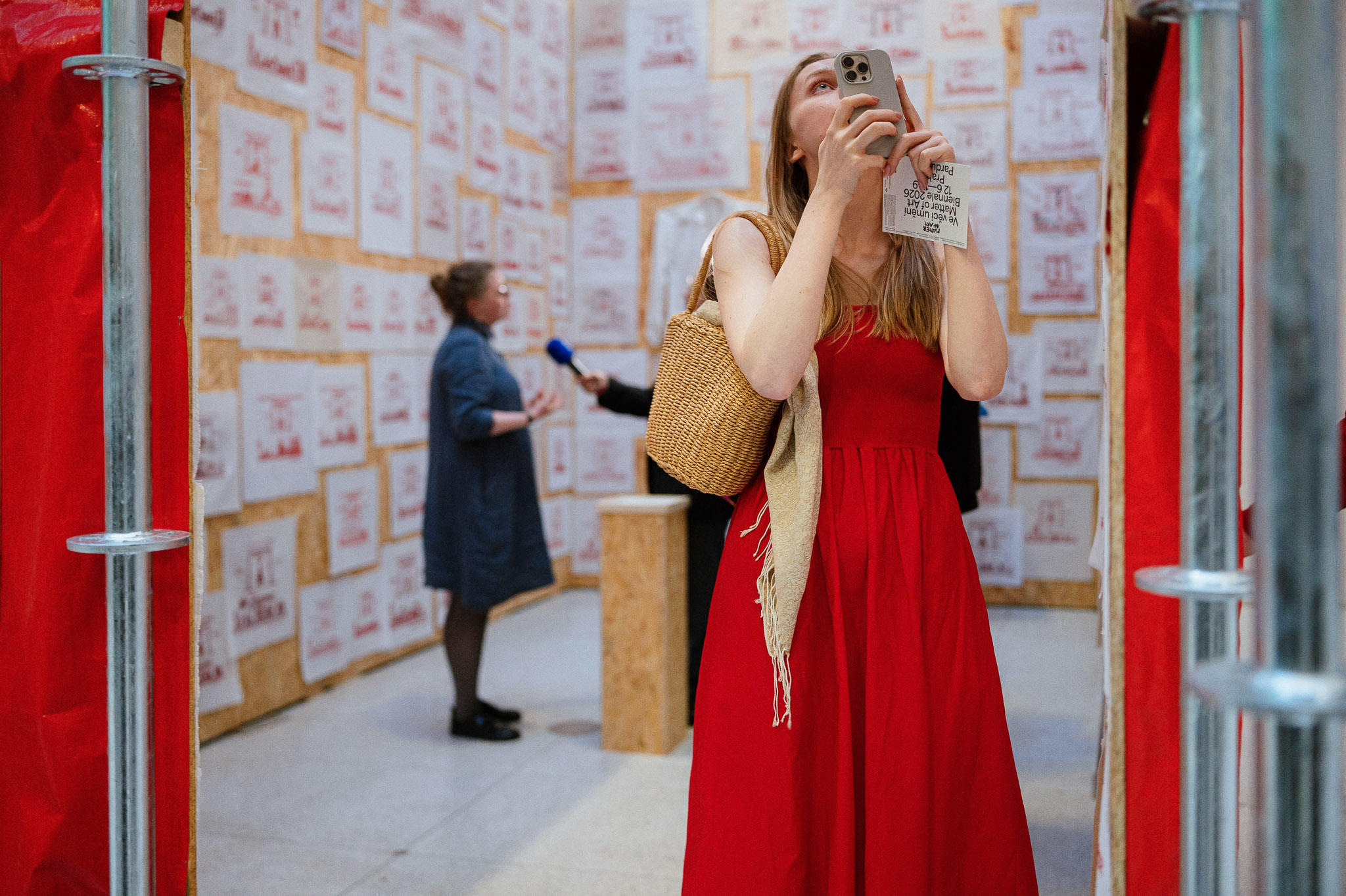 На міжнародным біенале Matter of Art у Празе прадстаўлена вялізная тэкстыльная інсталяцыя праекта #FramedinBelarus. У ім людзі з усяго свету вышывалі гісторыі беларускіх палітвязняў