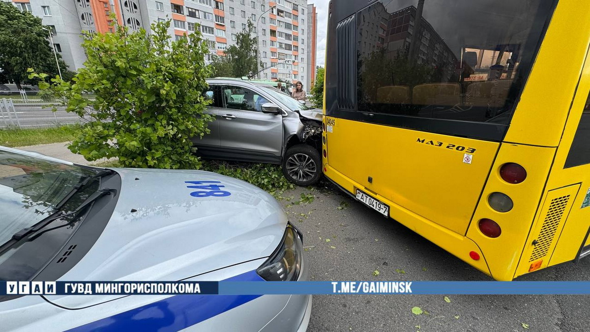 Каршеринговый Belgee врезался в городской автобус в Минске