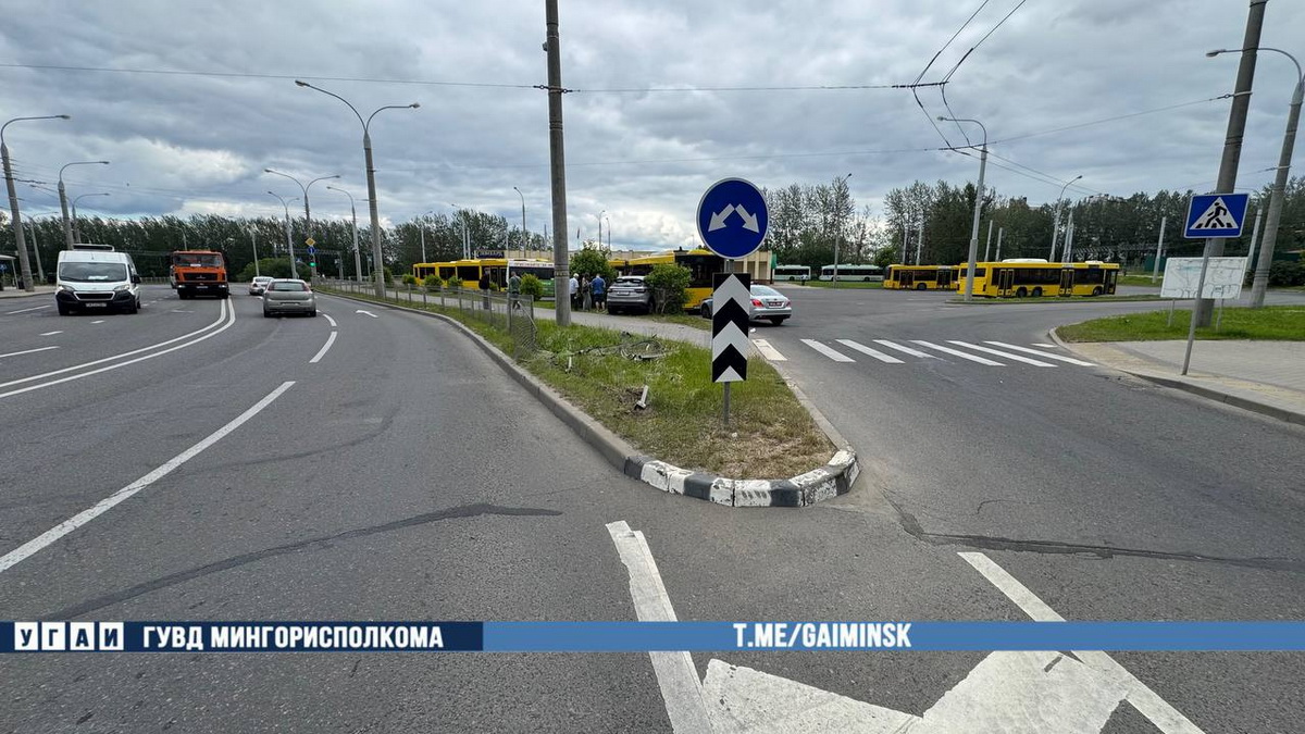 Каршеринговый Belgee врезался в городской автобус в Минске