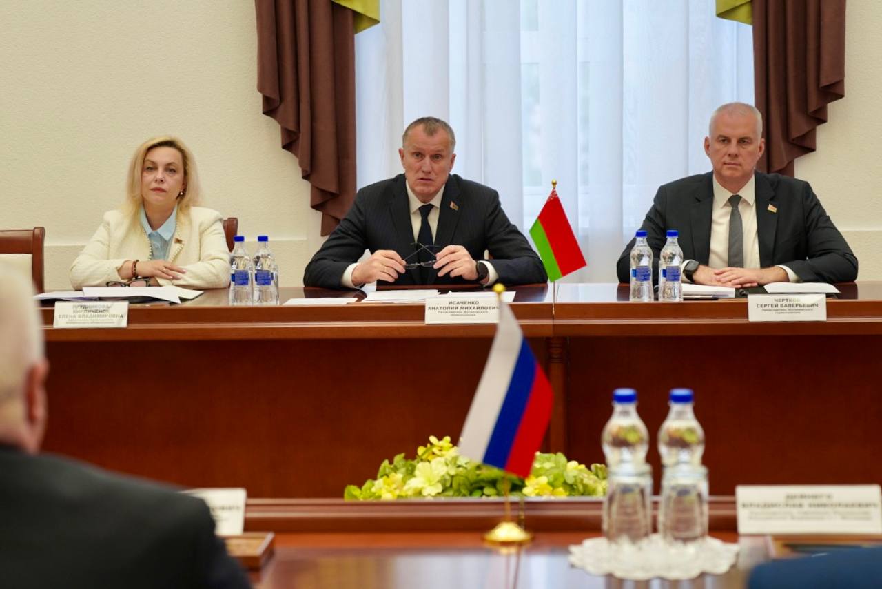 Исаченко опять обсудил открытие отделения российского посольства в Могилеве