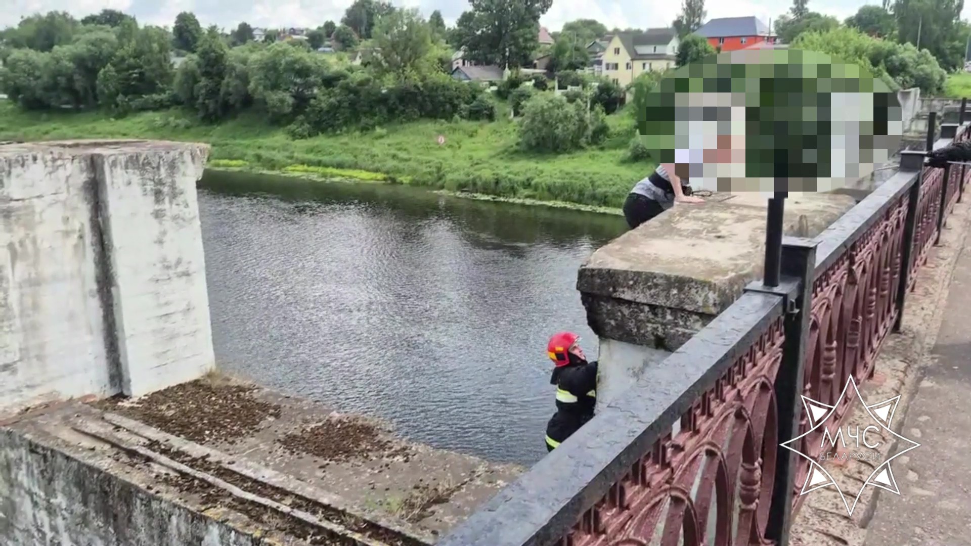 Спасатели в Орше сняли подростка с моста через Днепр