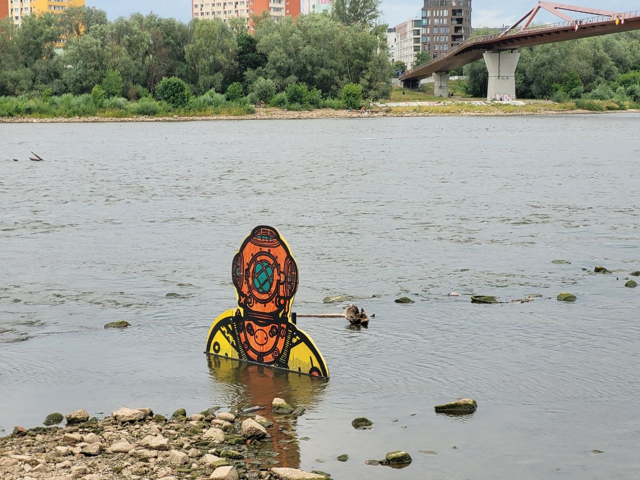 У Вісле каля варшаўскага пешаходнага моста «ўсплыў» вадалаз. Распыталі яго аўтара пра новы твор