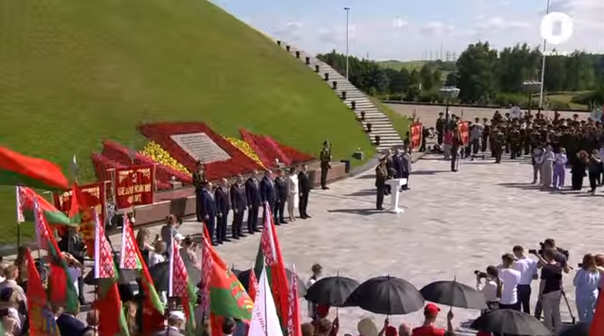 Церемония возложения цветов и венков к Кургану славы прошла без Лукашенко