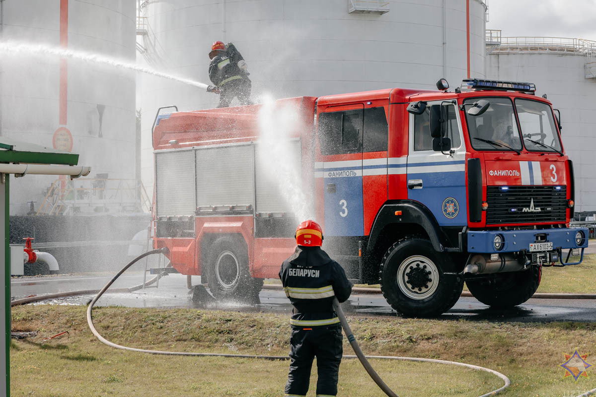 На нефтебазе в Фаниполе учились ликвидировать пожар после «атаки беспилотника»