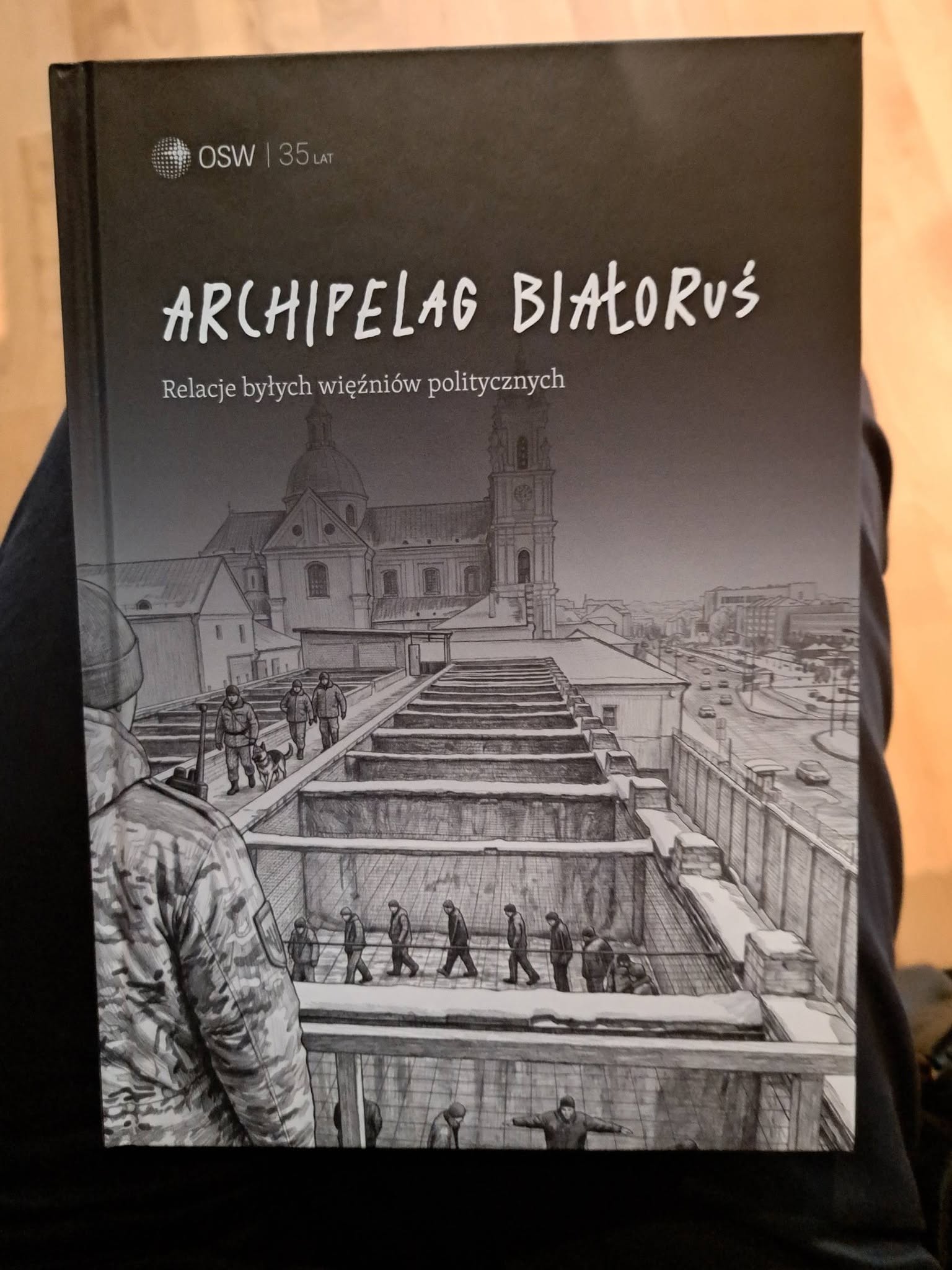 Анджэй Пачобут прэзентаваў кнігу «Архіпелаг Беларусь» са сведчаннямі былых палітвязняў