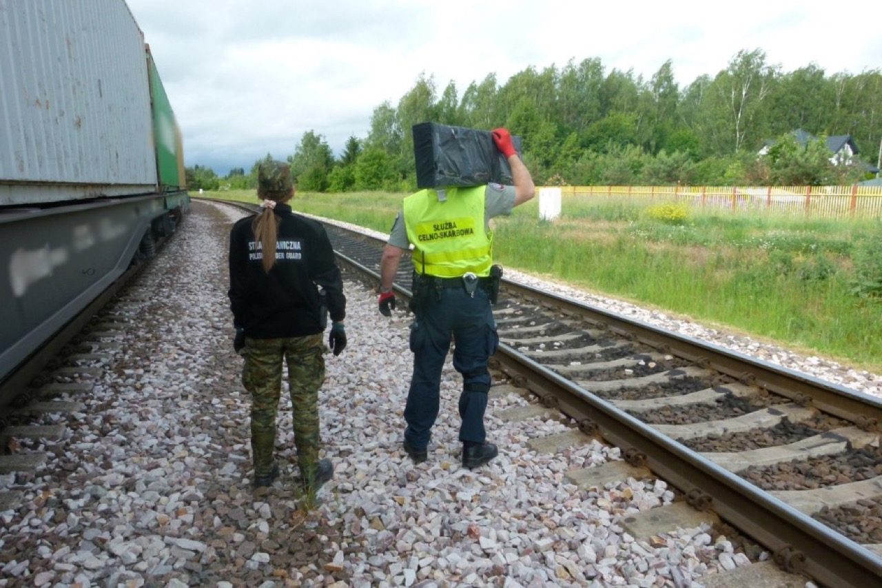 На польской границе перехватили сигареты в поезде из Беларуси