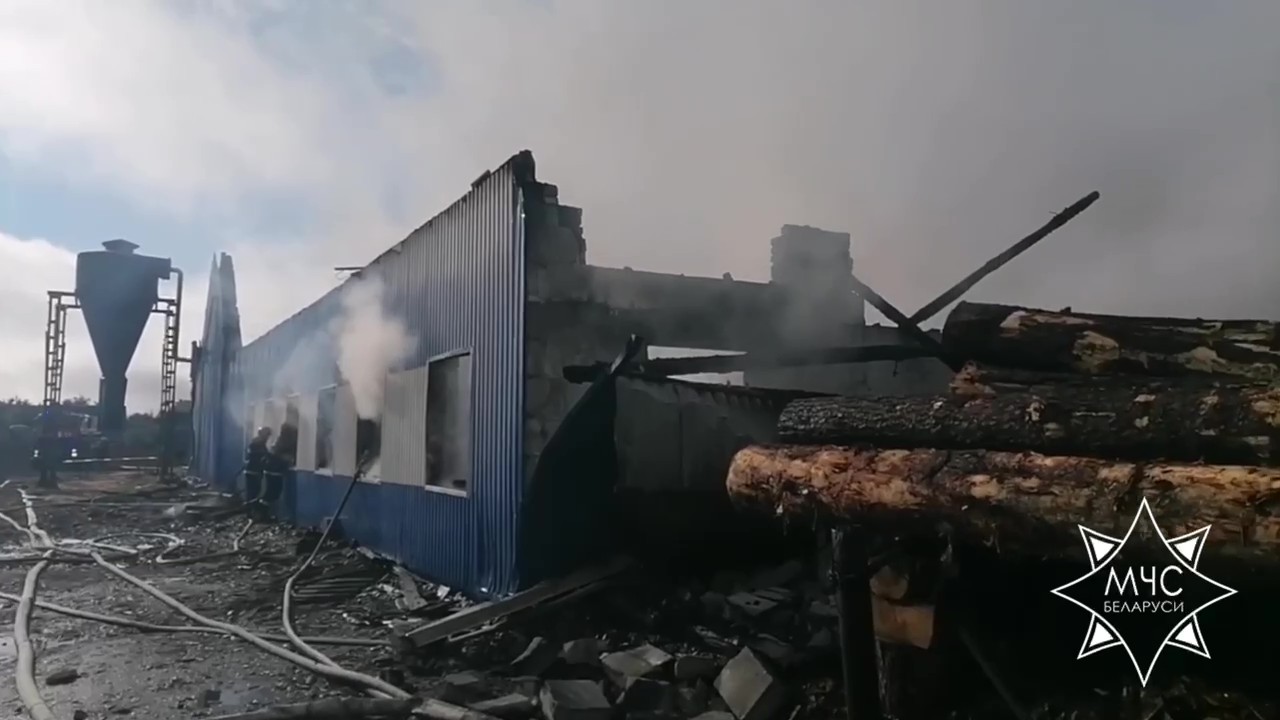 Деревообрабатывающий цех сгорел в Старых Дорогах