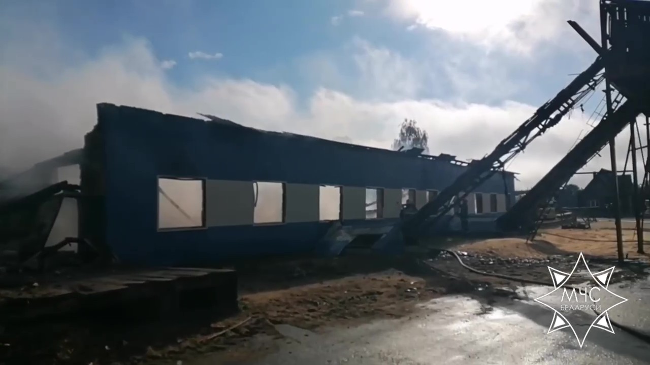 Деревообрабатывающий цех сгорел в Старых Дорогах
