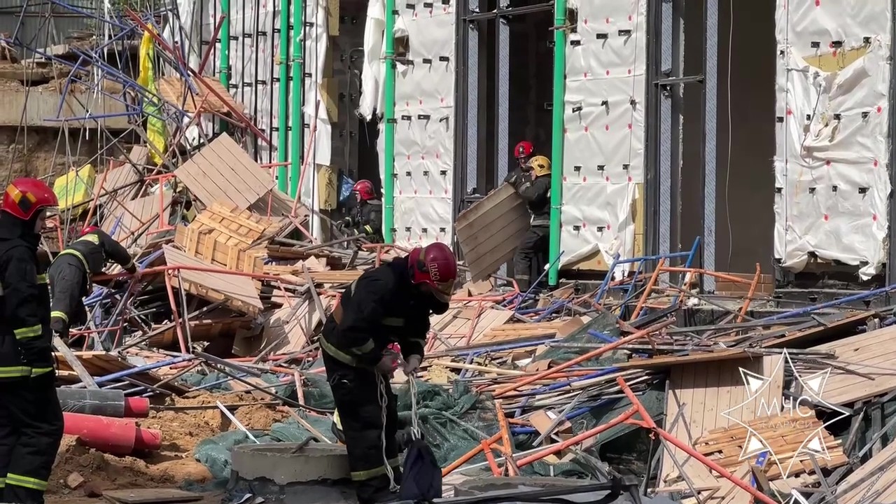 Строительные леса обрушились в центре Минска. 1 человек погиб, 6 пострадали