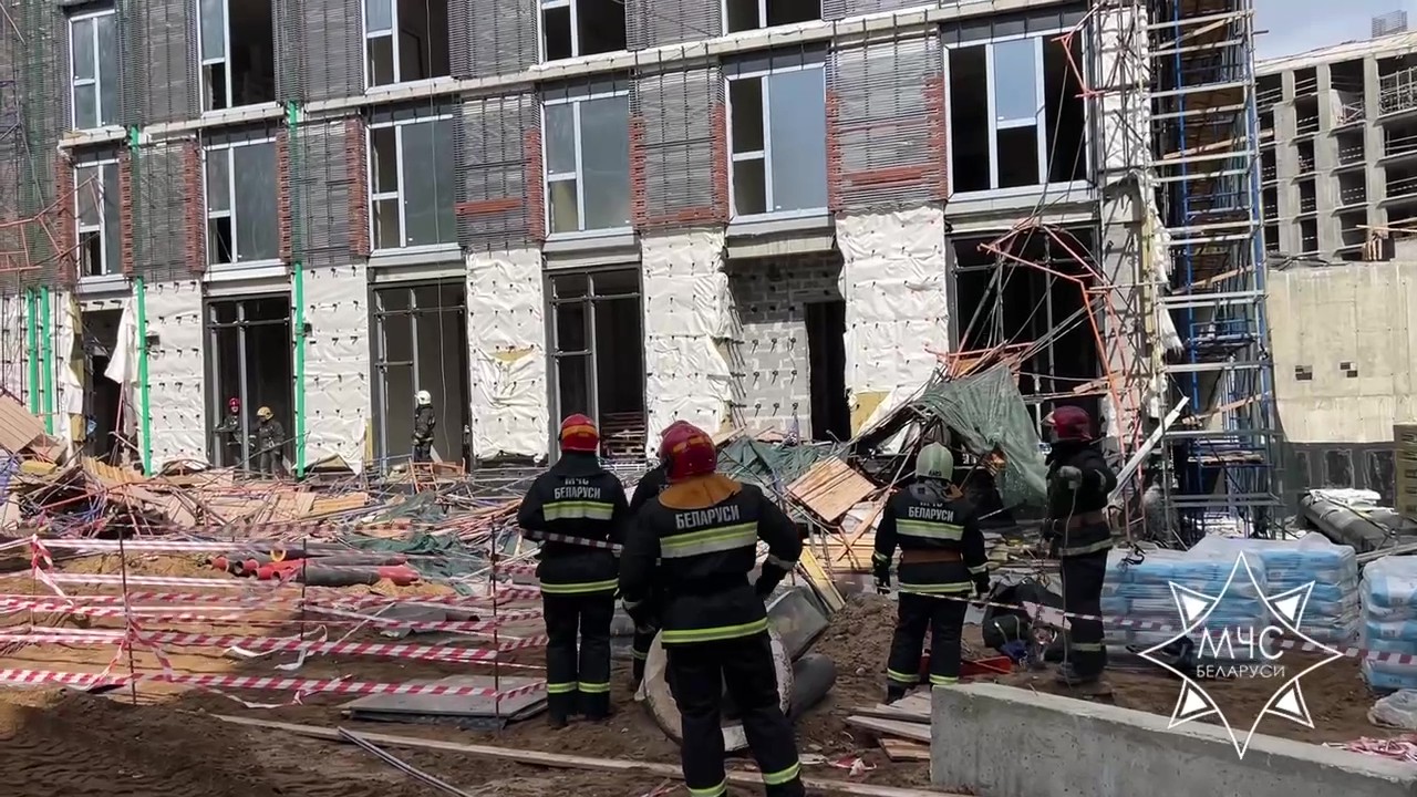 Строительные леса обрушились в центре Минска. 1 человек погиб, 6 пострадали
