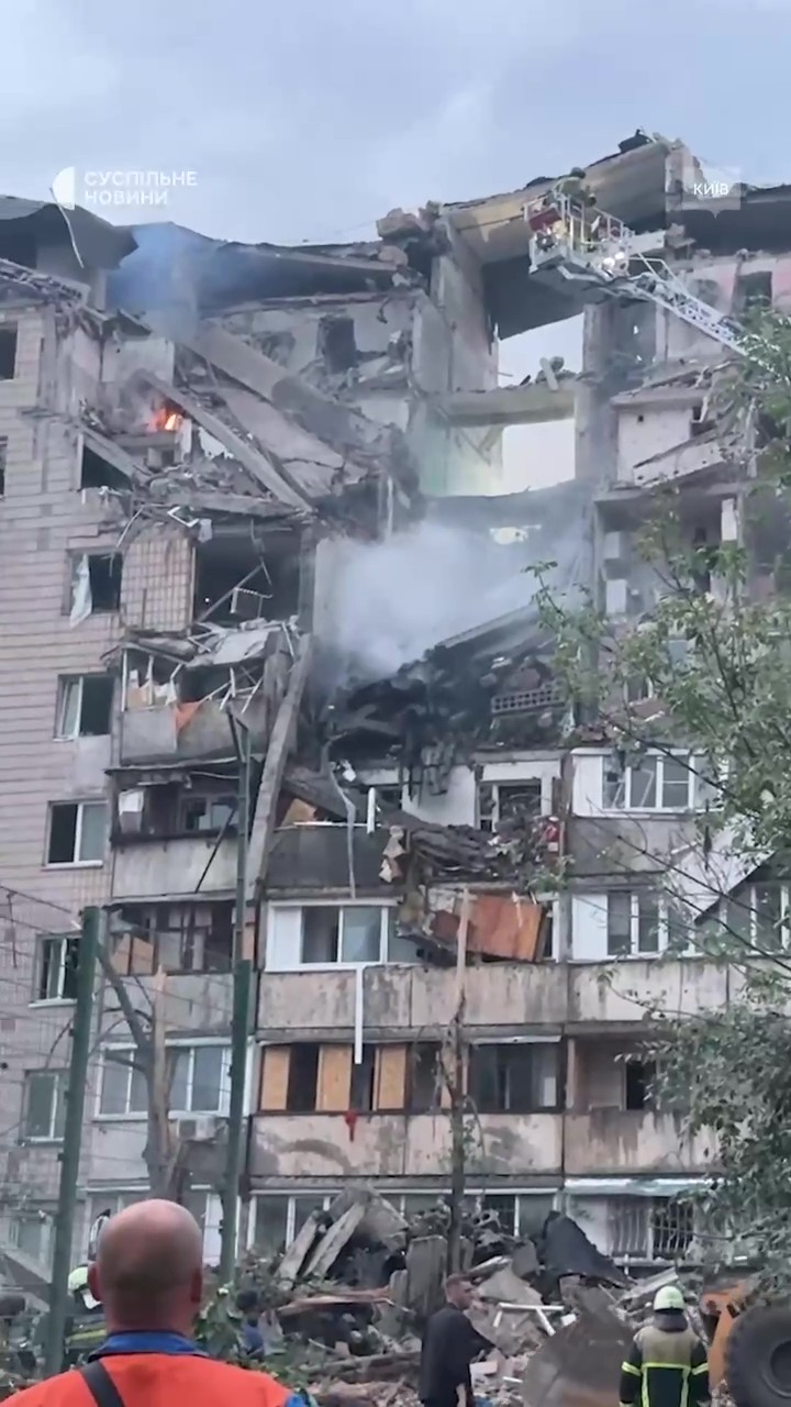 В Киеве в результате ночного налета частично разрушена многоэтажка. Есть погибшие
